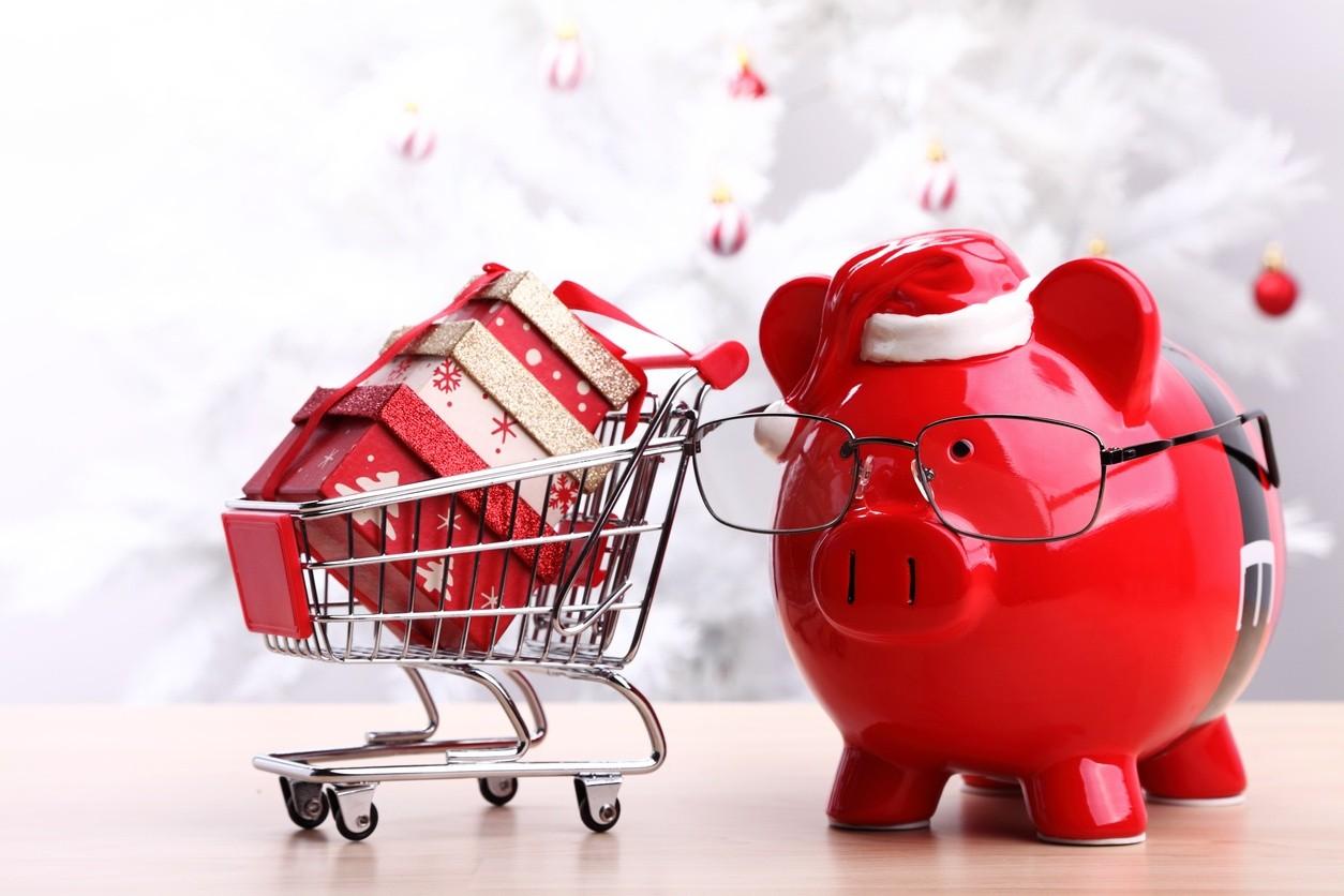 BRACE YOUR ELFS: HOW TO BUDGET FOR CHRISTMAS SPENDING